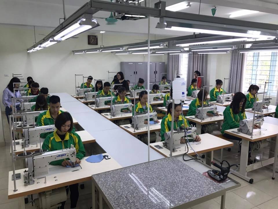 Thực hành trên máy may công nghiệp