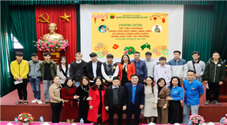 Trao quà chương trình “Tết yêu thương dành cho học sinh sinh viên có hoàn cảnh khó khăn đang học tập tại trường”